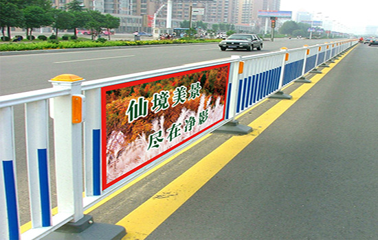 廣告板道路<a href=http://su-shi.net target=_blank class=infotextkey>護(hù)欄</a>